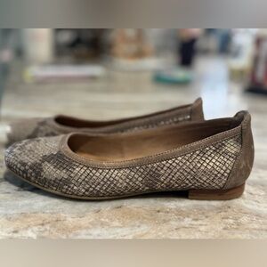 Sofft Slip-On Textured Suede Flats Maretto Taupe/Gold Snake Print Women’s Sz 7.5